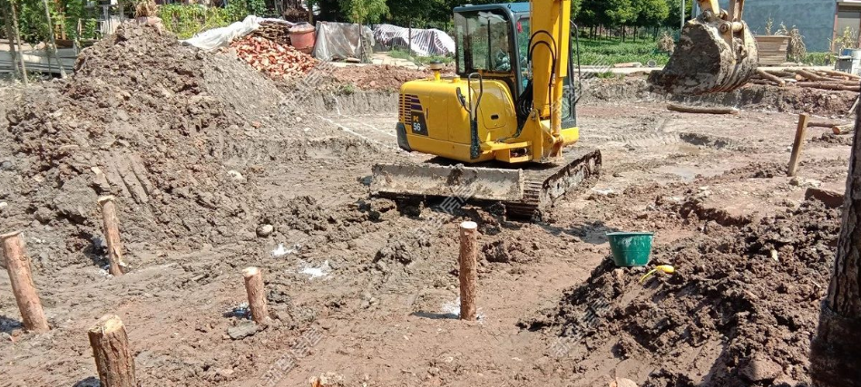 如何用松木樁在農(nóng)村宅基地打基礎(chǔ)？