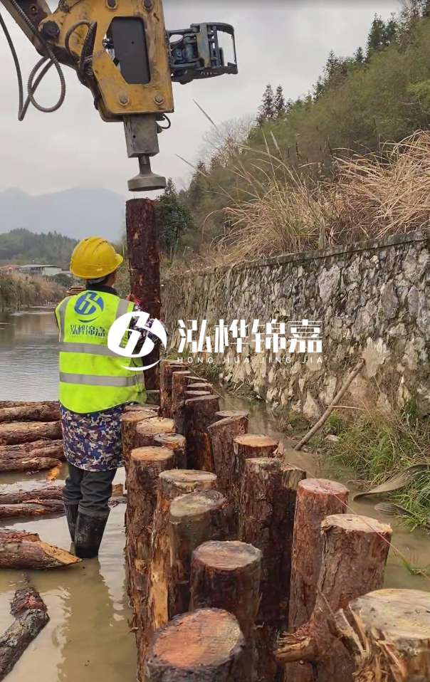 昆明市挖機打木樁專業(yè)施工-打松木樁3米的價格是多少？