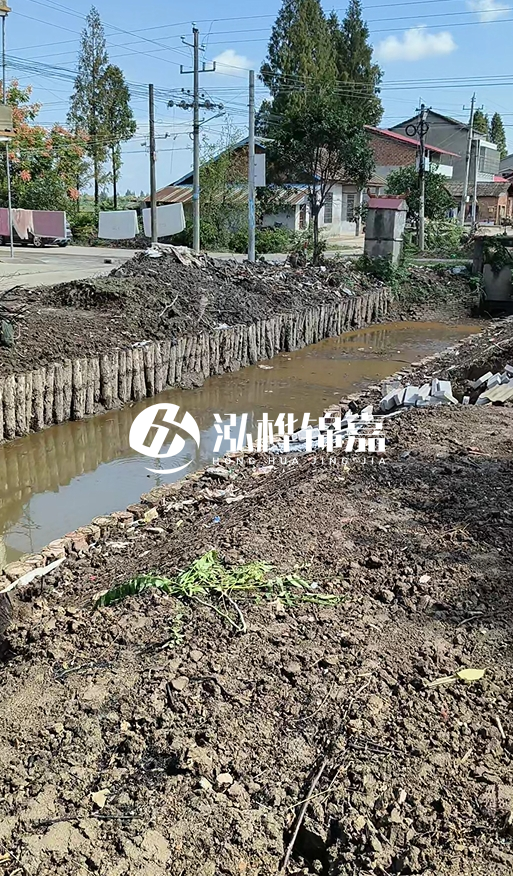 打樁木樁為什么要一根根挨著打？100米河堤需要打多少根木樁？