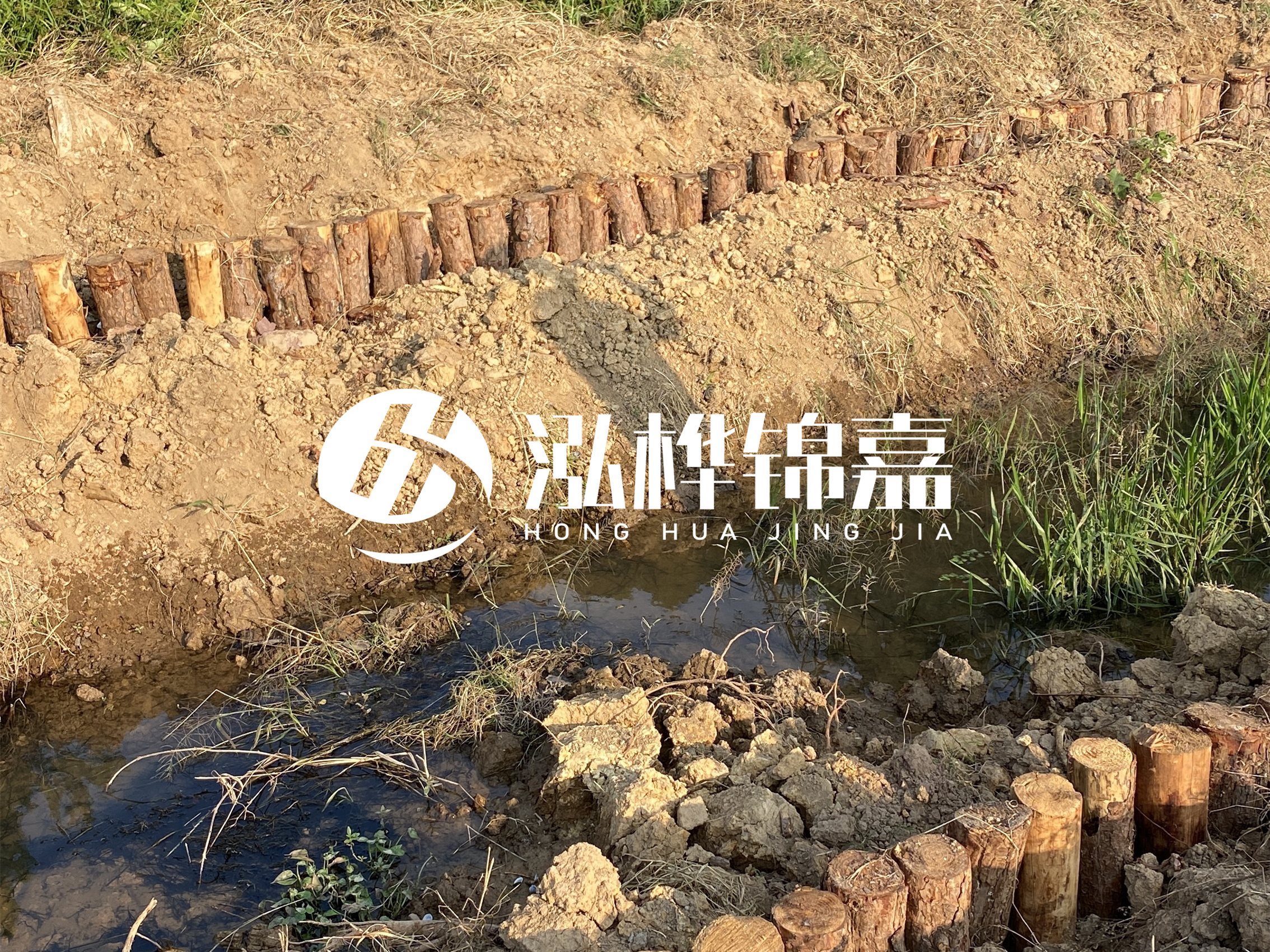 防汛木樁價格中的施工費如何計算？水下打樁和陸地打樁費用差異？