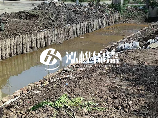 農(nóng)村最便宜的護(hù)坡做法-松木樁護(hù)坡靠譜嗎？