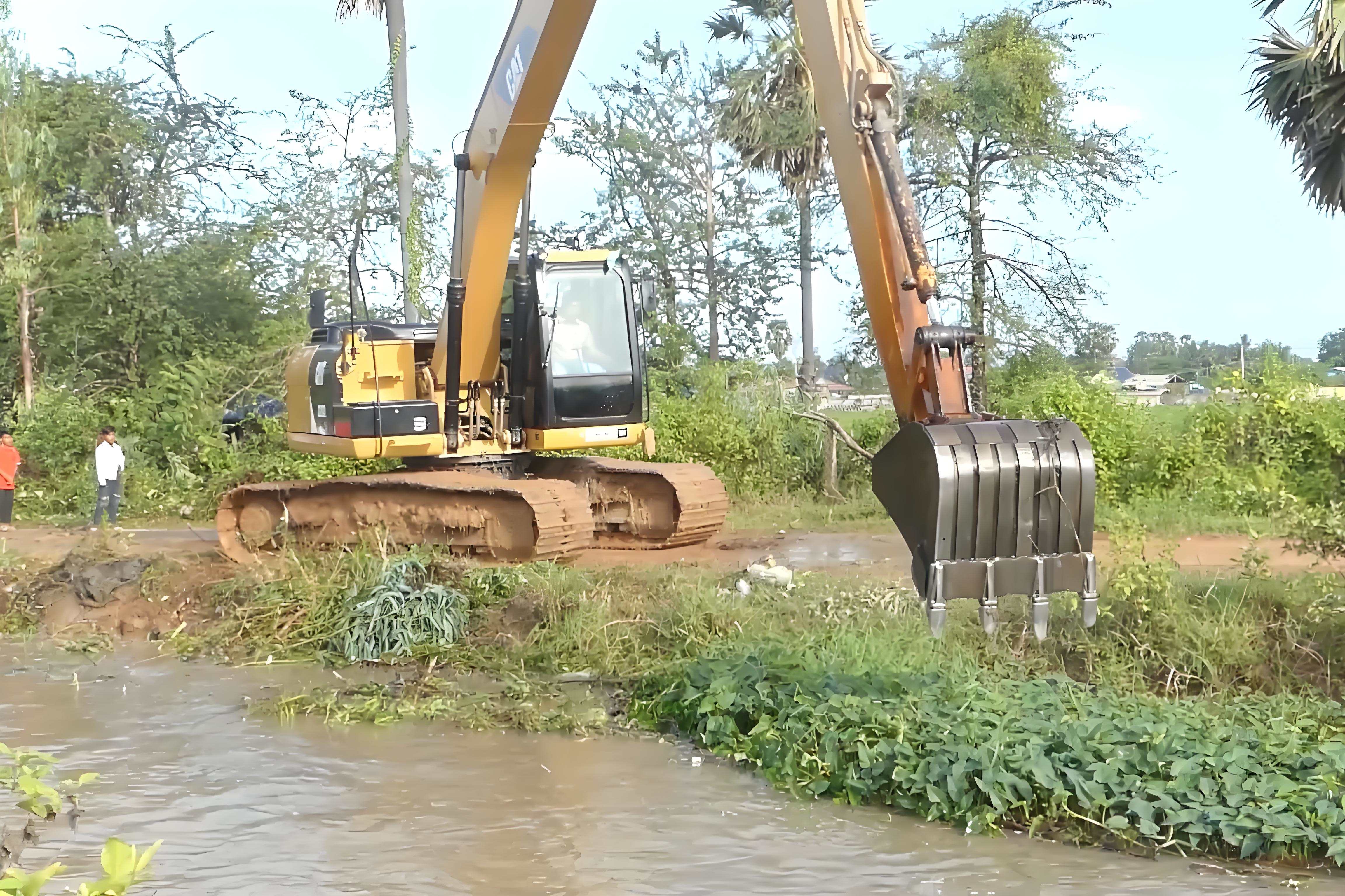江蘇鹽城挖機(jī)清淤施工隊(duì)-鄉(xiāng)村溝渠清淤的深度一般是多少？