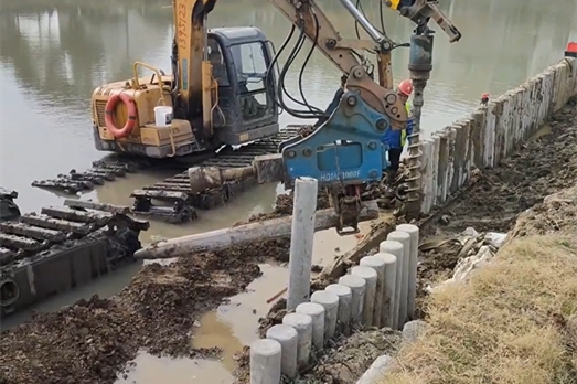 水泥樁批發(fā)廠家泓樺錦嘉-水泥仿木樁適合用于河道護坡嗎？