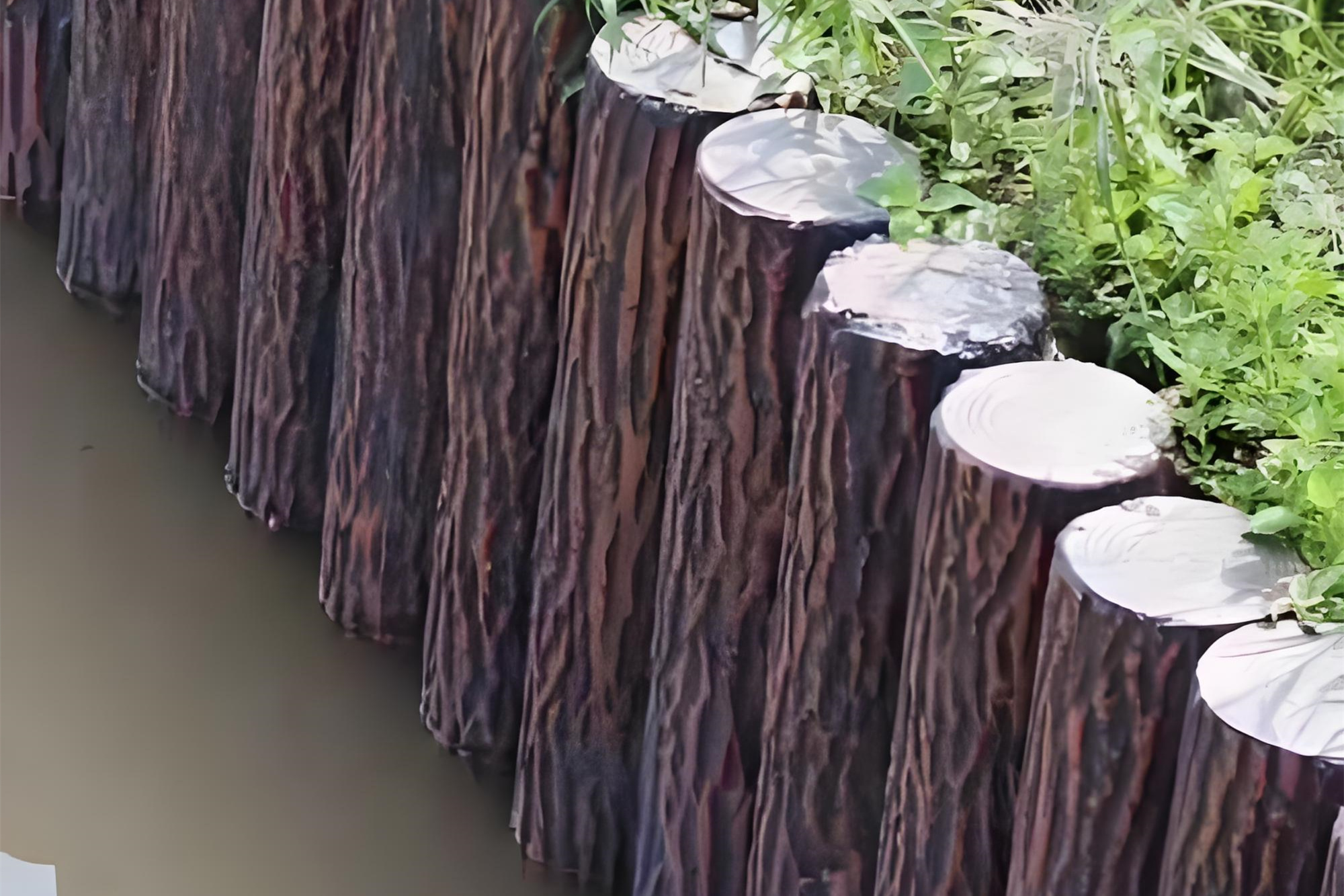 水泥樁批發(fā)廠家泓樺錦嘉-水泥仿木樁的顏色會褪色嗎？